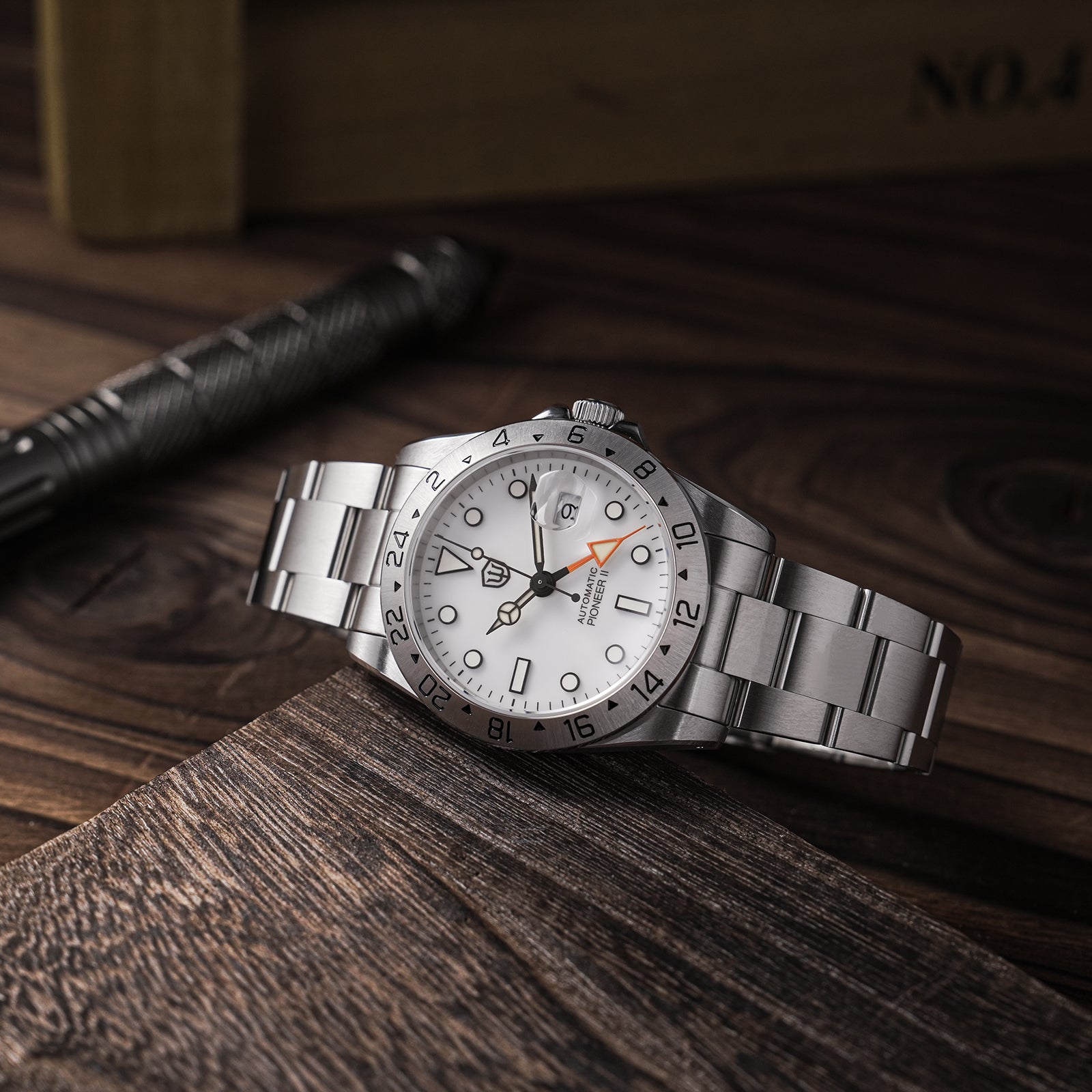watchdives GMT WD16570 - Orologio subacqueo da uomo, con due fusi orari, NH34, in vetro zaffiro, impermeabile, 100 m, V2 quadrante bianco/lancetta rossa, Bracciale watchdives GMT WD16570 - Orologio subacqueo da uomo, con due fusi orari, NH34, in vetro zaffiro, impermeabile, 100 m, V2 quadrante bianco/lancetta rossa, Bracciale