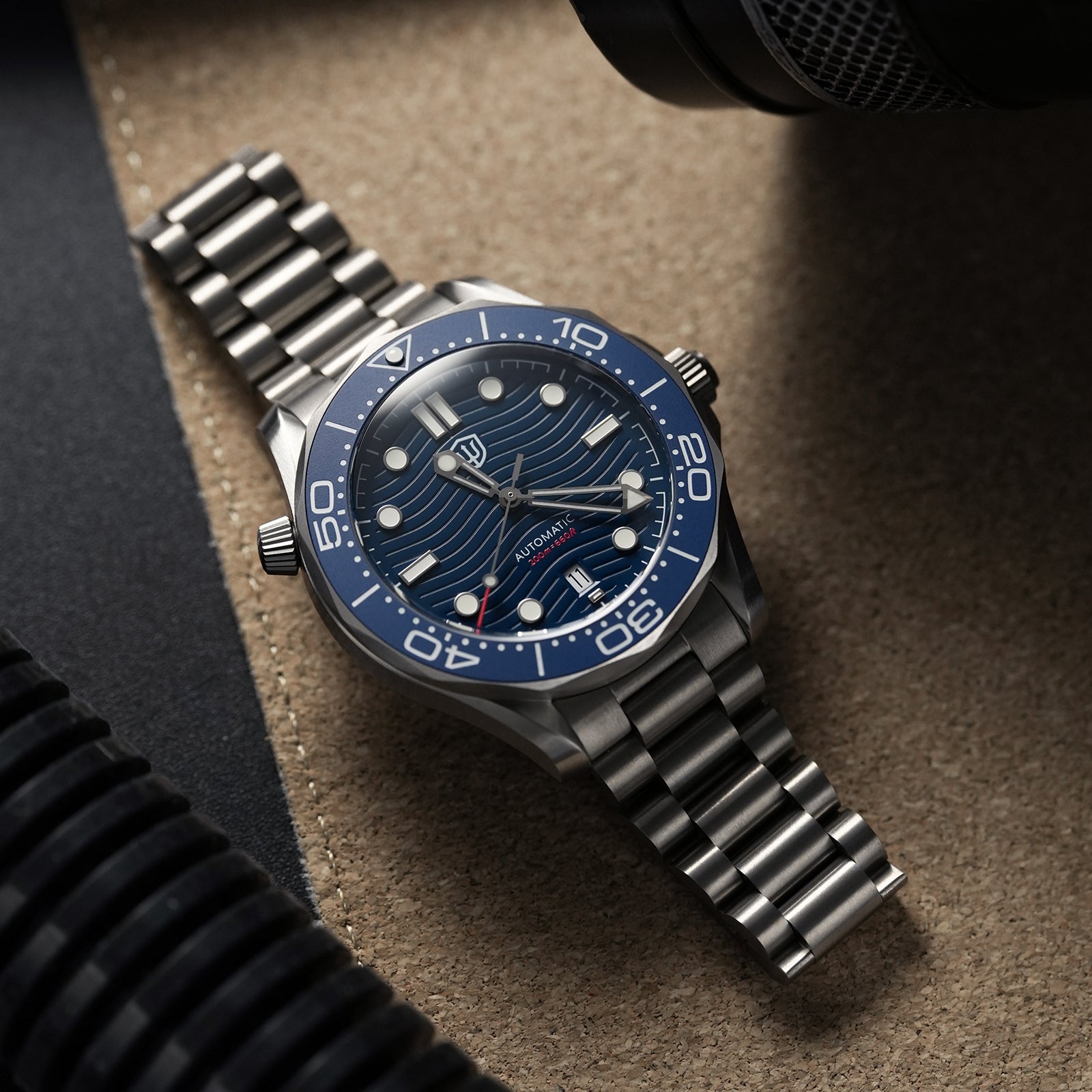 Watchdives WD007 blue wave-pattern dial, date window and three-link bracelet
